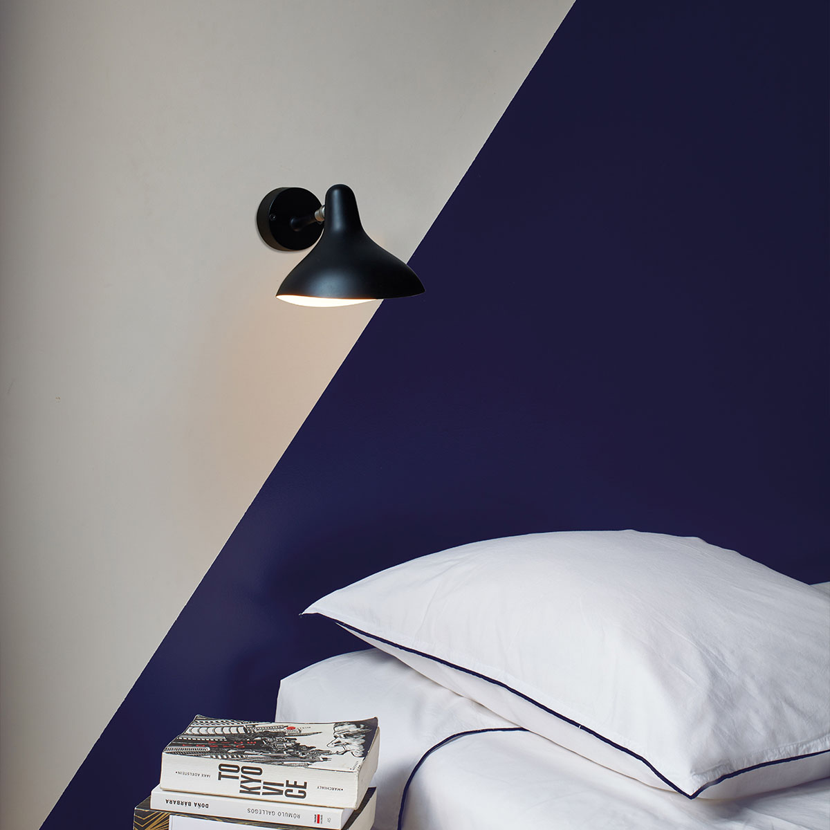 Mantis BS5 Mini Wandleuchte T: 25,5 cm in Schwarz – elegante Designerlampe von DCW Editions passt perfekt in den Treppenaufgang