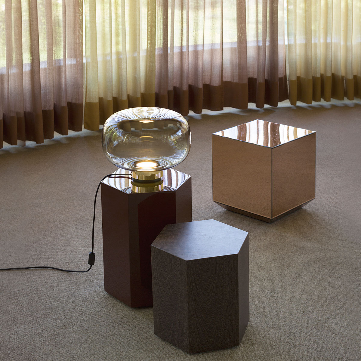 Designerleuchte TOOY Legier 557.34 Tischleuchte, Schwarz & Messing, Rauchglas aus Glas Aluminium Messing in Transparent Messing