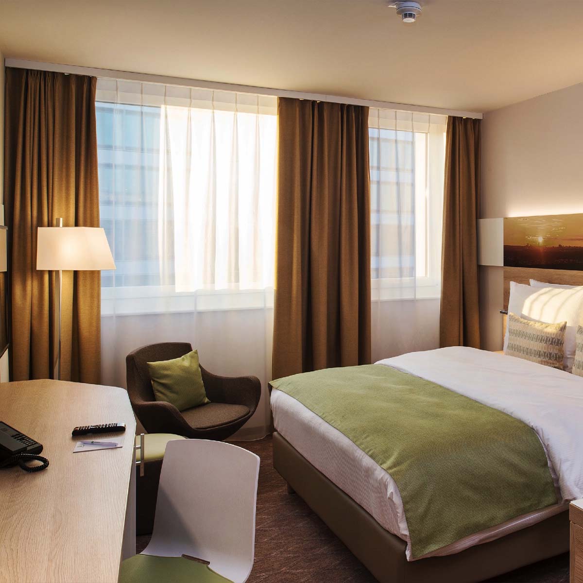 Große und schlanke Stehleuchte in der Ecke im Schlafzimmer stehend Große und schlanke Stehleuchte in der Ecke im Schlafzimmer stehend