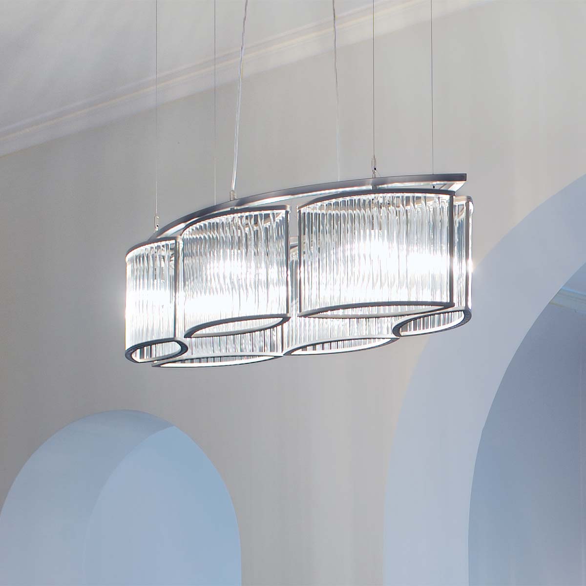 Elegante ovale Pendelleuchte mit geschwungenen Glasschirmen und modernem Design
