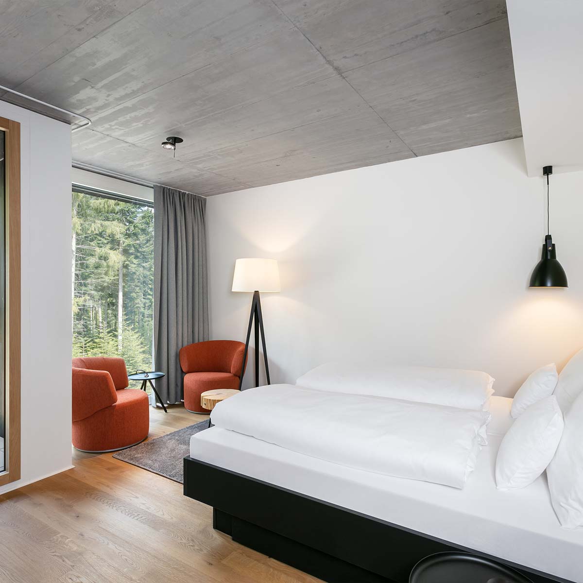 Elegante Stehleuchte im Schlafzimmer in der Ecke stehend Elegante Stehleuchte im Schlafzimmer in der Ecke stehend