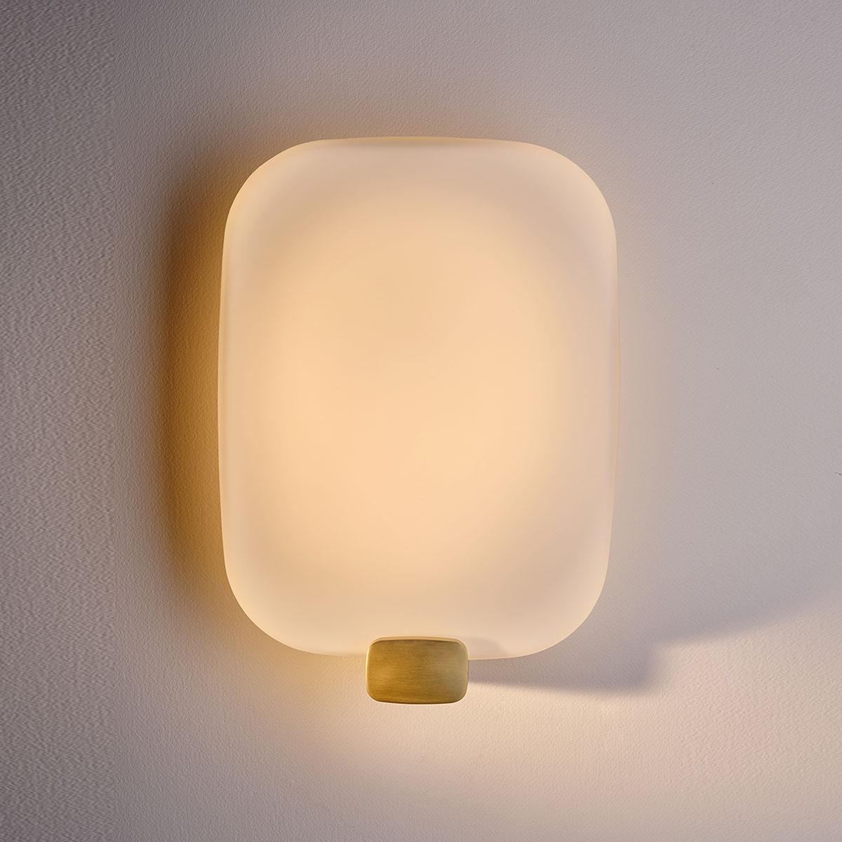 Light me Tender Wandleuchte IP44 Vertical in Gold Weiß – stilvolle Designerlampe des Herstellers DCW Editions passt perfekt in den Treppenaufgang auch für Badezimmer geeignet