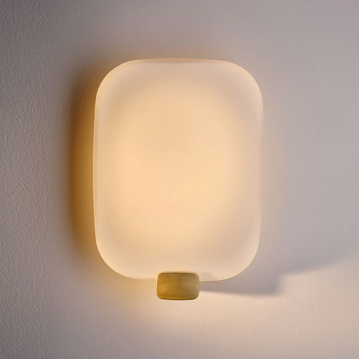 Light me Tender Wandleuchte IP44 Vertical in Gold Weiß – stilvolle Designerlampe des Herstellers DCW Editions passt perfekt in den Treppenaufgang auch für Badezimmer geeignet