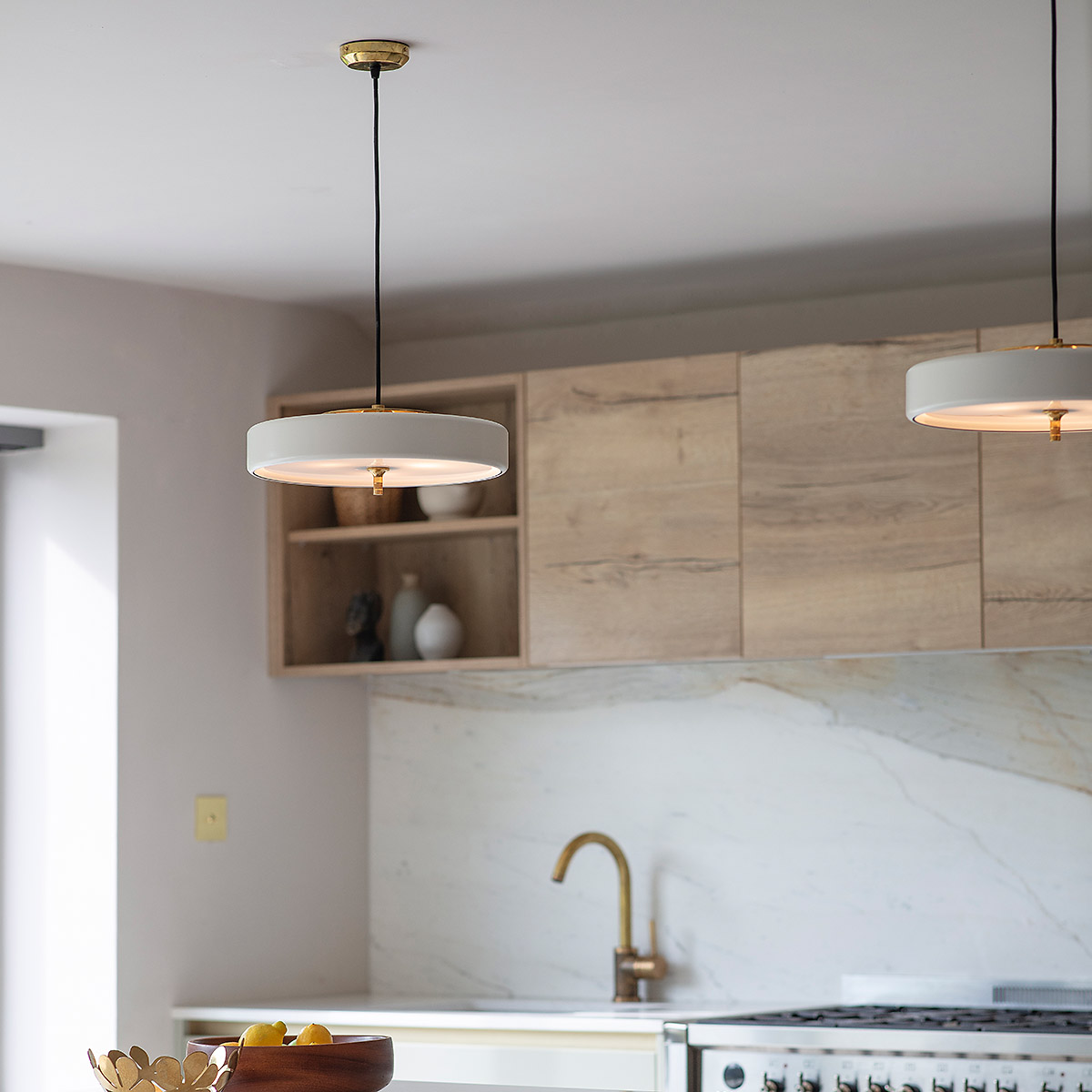 gleichmäßige Beleuchtung: Bert Frank Revolve Pendelleuchte, Ø: 35 cm, Weiß, Messing poliert – gefertigt aus gebürstetes Messing und metallische Oberfläche und Polycarbonat, handgefertigt, ikonische Revolve-Serie im Art Déco Stil