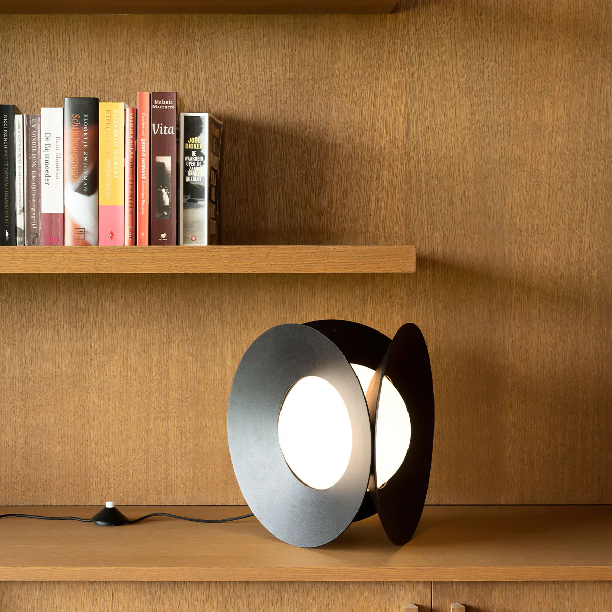 Armen Tischleuchte Dim to Warm, B: 31,2 cm, H: 31,2 cm in Schwarz – modernes Design des Herstellers DCW Editions für den Nachttisch