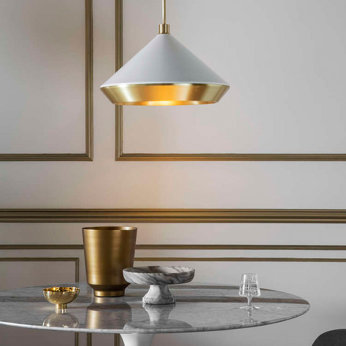 gleichmäßige Beleuchtung: Bert Frank Shear Hängeleuchte, Ø: 50 cm, Schwarz – gefertigt aus goldfarbene Oberfläche und gebürstetes Aluminium, in Großbritannien produziert, Shear-Serie mit geometrischem Luxusdesign Perfekt für Esszimmer oder Lounge: Bert Frank Shear Hängeleuchte, Ø: 50 cm, Weiß aus goldfarbene Oberfläche und metallische Oberfläche – blendfreies Licht