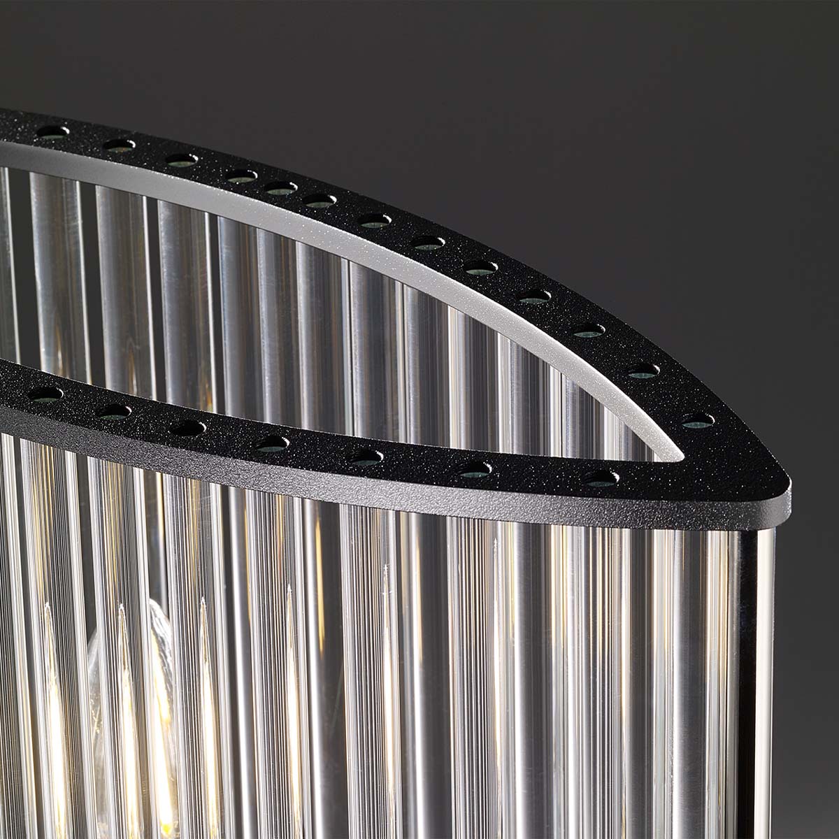 Pendelleuchte mit geschwungenem Glasschirm