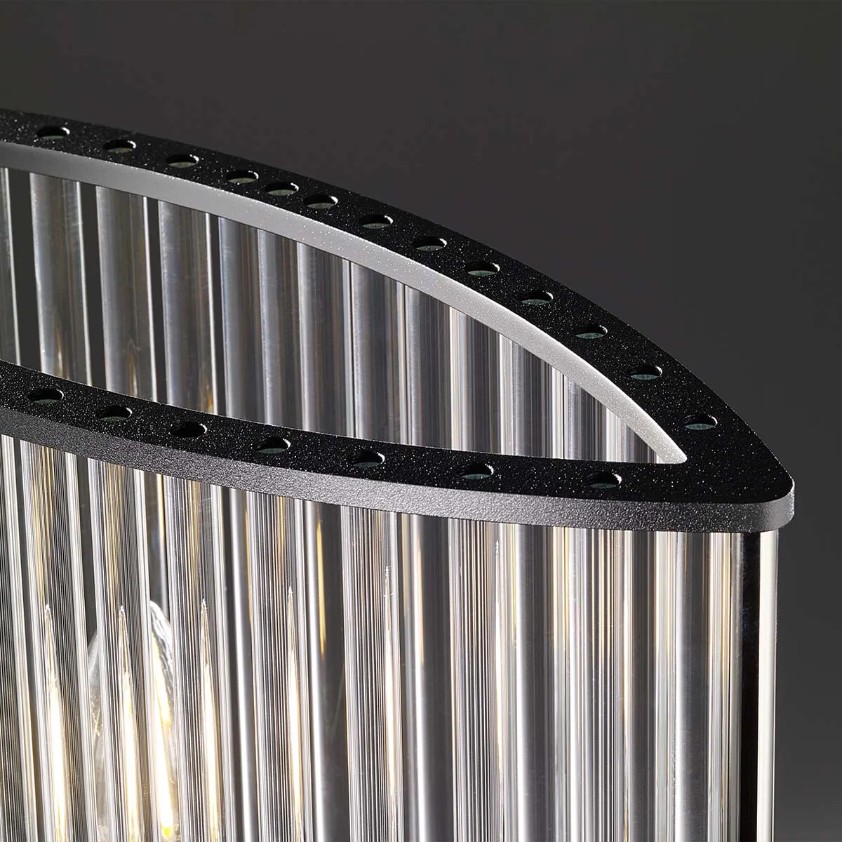 Pendelleuchte mit geschwungenem Glasschirm