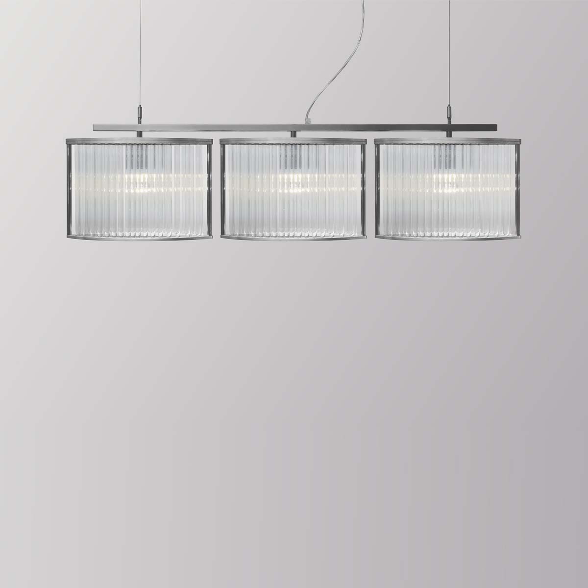 Licht im Raum Stilio Moderne Pendelleuchte mit drei geschwungenen Glasschirmen und minimalistischem Design Licht im Raum Stilio Moderne Pendelleuchte mit drei geschwungenen Glasschirmen und minimalistischem Design