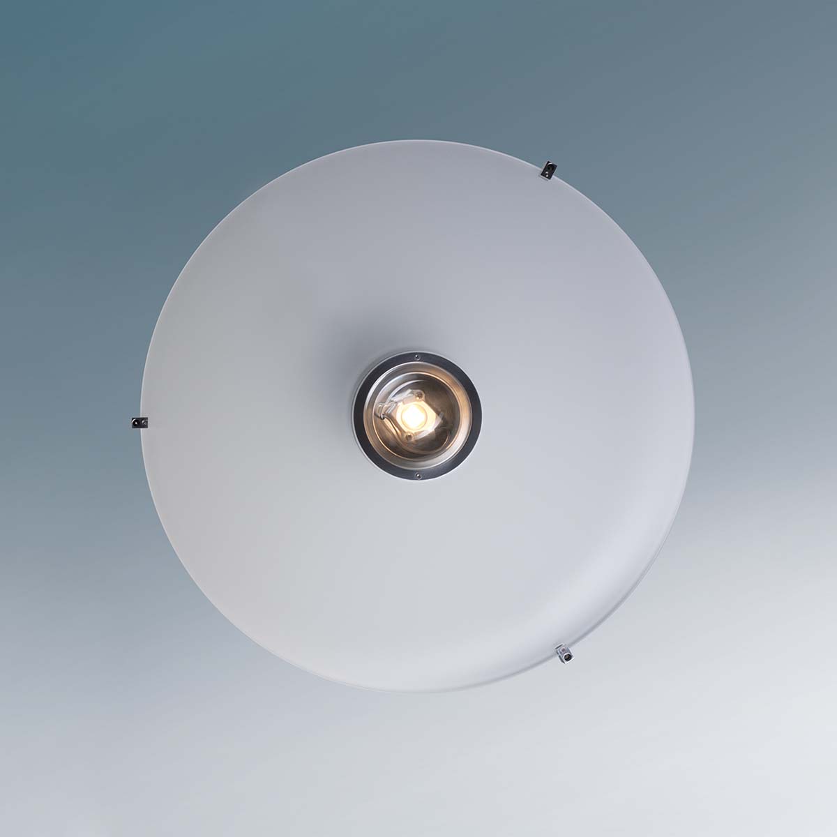 Licht im Raum Solo Fünf runde Pendelleuchten in der Küche hängend Licht im Raum Solo Flache runde Pendelleuchte mit Glas von unten