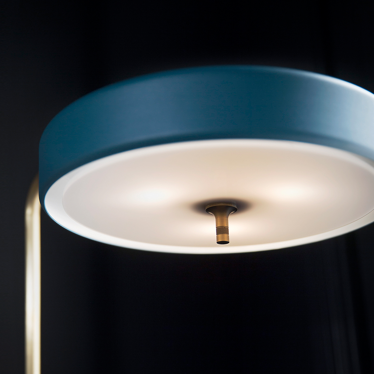 Perfekt für Wohnzimmer oder Leseecke: Bert Frank Revolve Standlampe, H: 140 cm, Blau, Messing poliert aus goldfarbene Oberfläche und Aluminium und Polycarbonat – atmosphärisches Licht