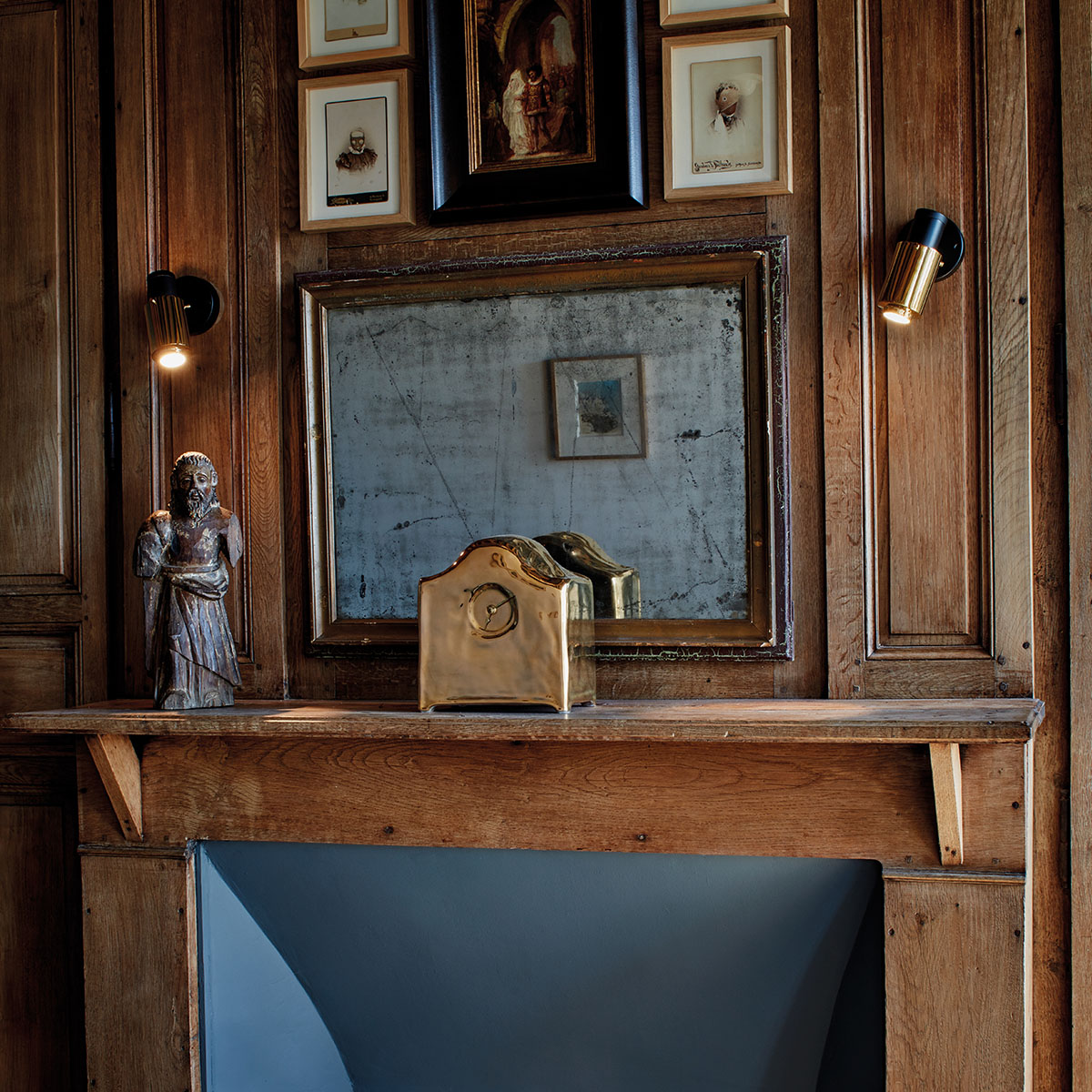 Biny Spot LED Wandleuchte, Schwarz & Gold, mit Schalter in Schwarz Gold – exklusive Designerlampe von DCW Editions passt perfekt in den Treppenaufgang