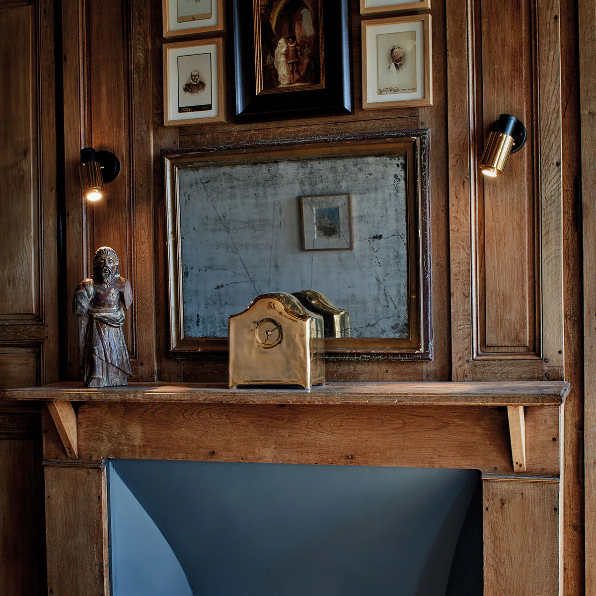 Biny Spot LED Wandleuchte, Schwarz & Gold, mit Schalter in Schwarz Gold – exklusive Designerlampe von DCW Editions passt perfekt in den Treppenaufgang