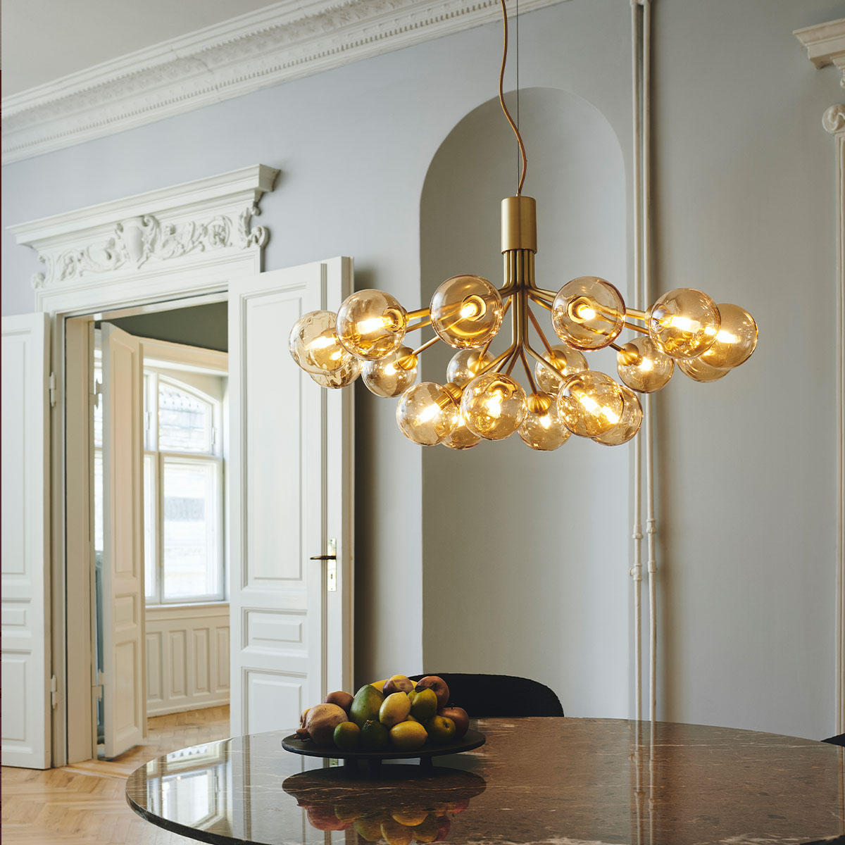 Apiales 18 Pendelleuchte, Ø: 89 cm, Messing gebürstet & Opalglas Apiales 18 Pendelleuchte, Ø: 89 cm, Schwarz satiniert & Rauchglas