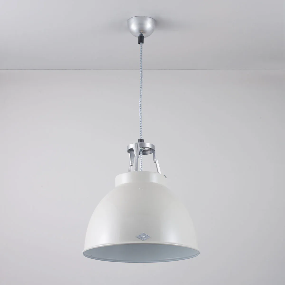 Titan Size 1 Pendelleuchte, Ø: 35,5 cm, Kittgrau, Innen Weiß Titan Size 1 Pendelleuchte, Ø: 35,5 cm, Kittgrau, Innen Weiß