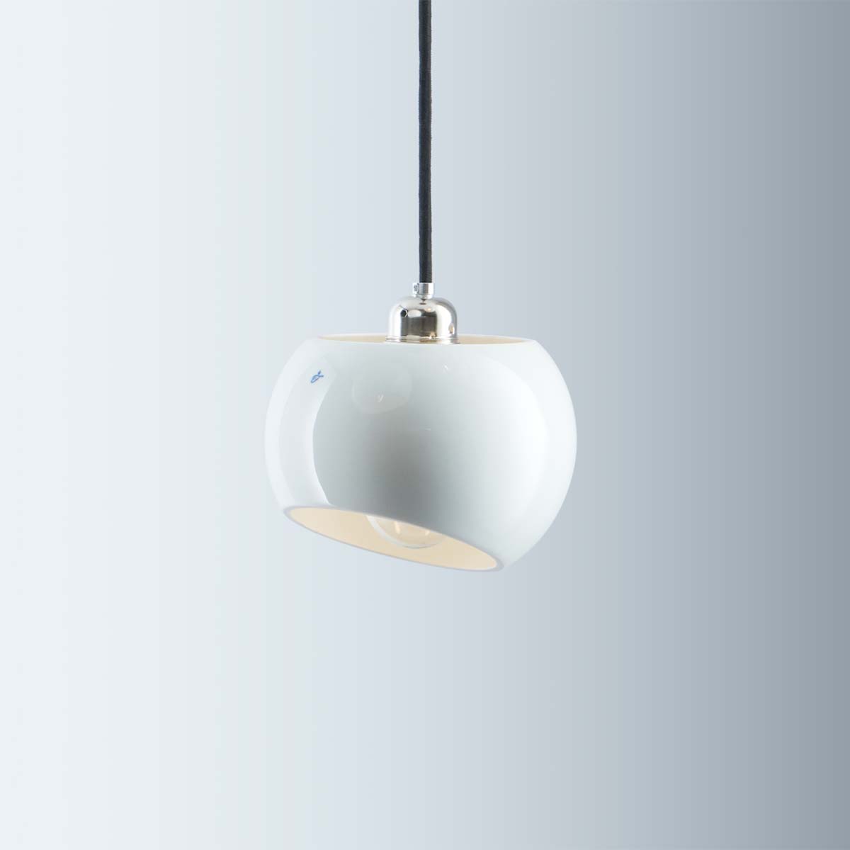 White Moons 1 Pendelleuchte, Ø: 16,5 cm, Alu poliert Moderne weiße Pendelleuchte mit schrägem Lampenschirm, hängend an einem schwarzen Kabel