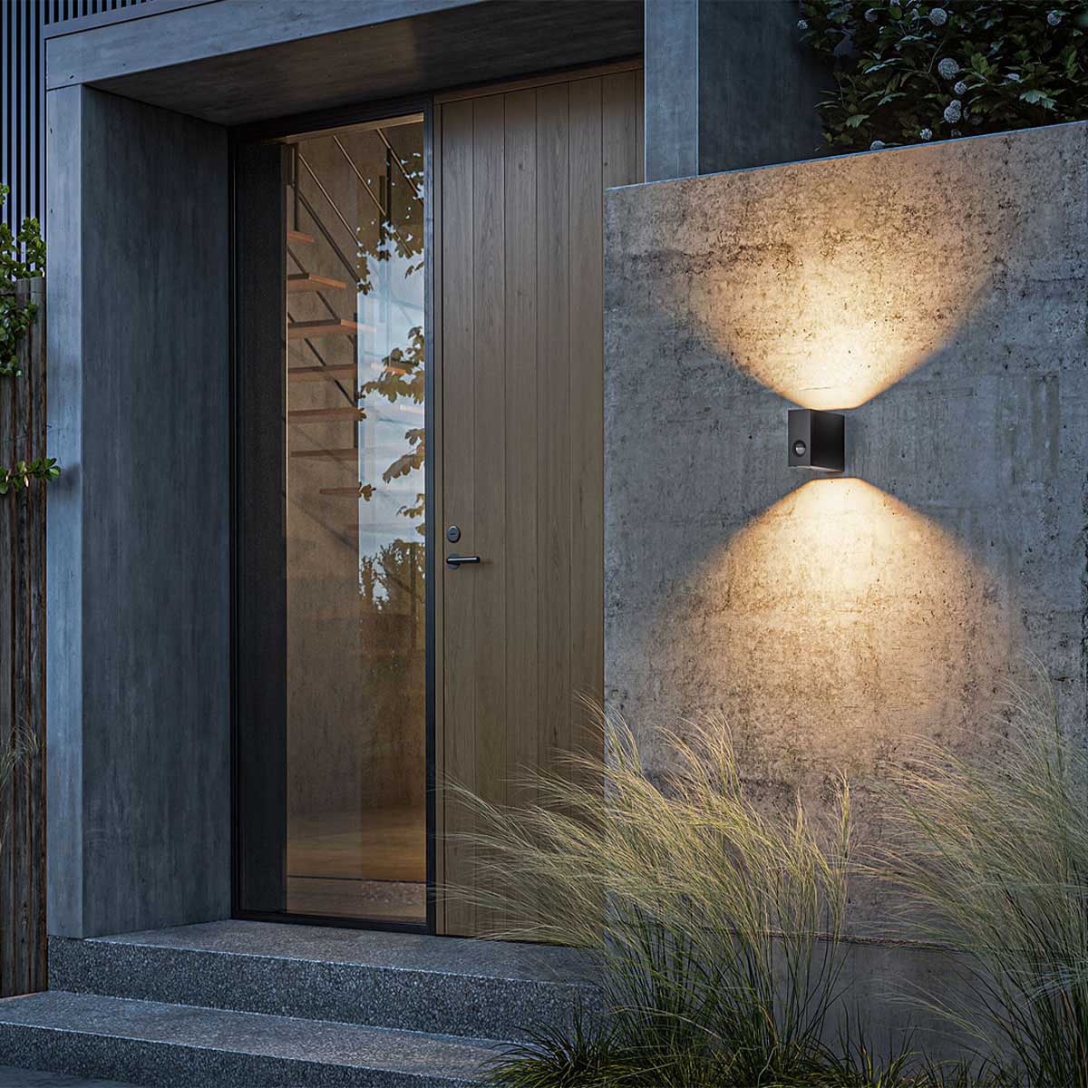 Rechteckige schmale außen Wandleuchte mit Up Down Licht in der Farbe schwarz an der Hauswand neben der Haustür