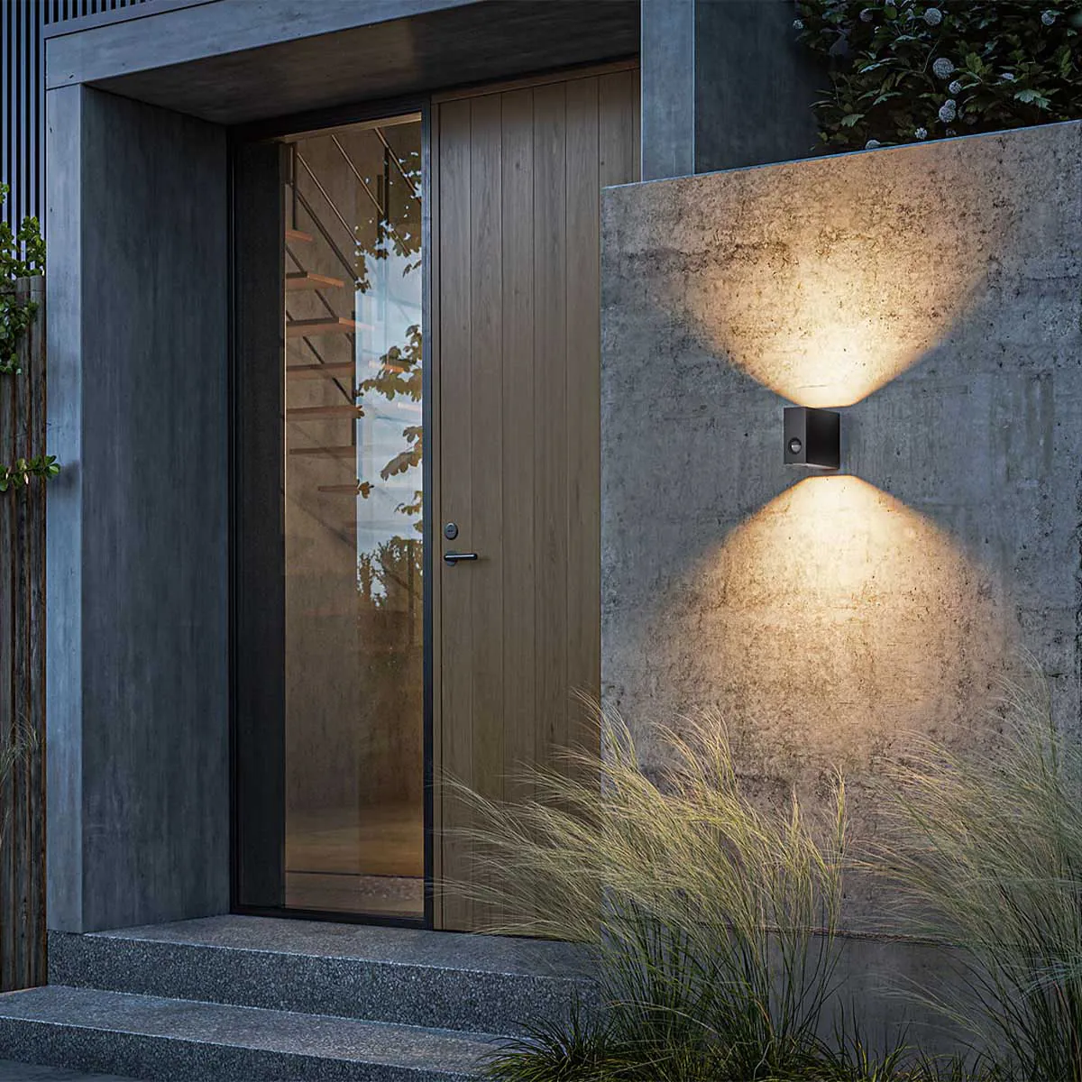 Rechteckige schmale außen Wandleuchte mit Up Down Licht in der Farbe schwarz an der Hauswand neben der Haustür