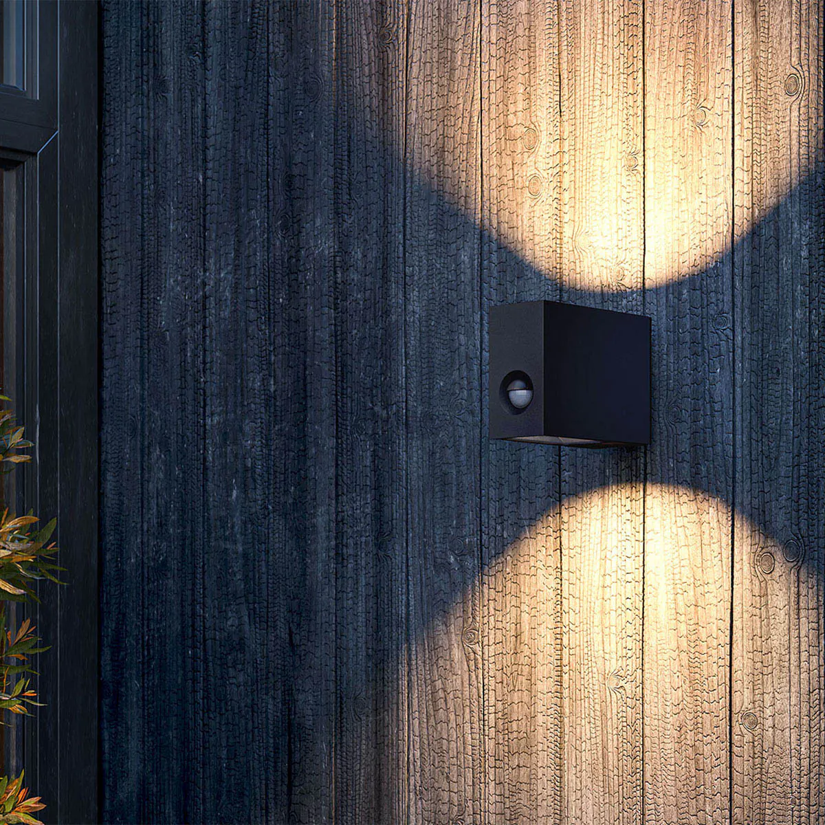 Rechteckige schmale außen Wandleuchte mit Bewegungsmelder und Up Down Licht in der Farbe schwarz an der Hauswand