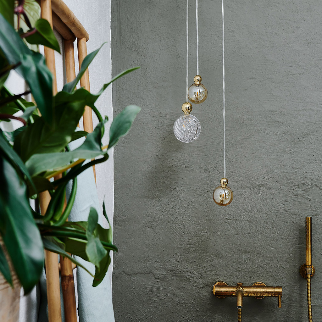 Uva Pendelleuchte M Ø 7 cm, Clear, Silber, mit Einzelbaldachin Uva Pendelleuchte Crystal L Ø 10 cm, Swirl, Silber, für Multi-Baldachin