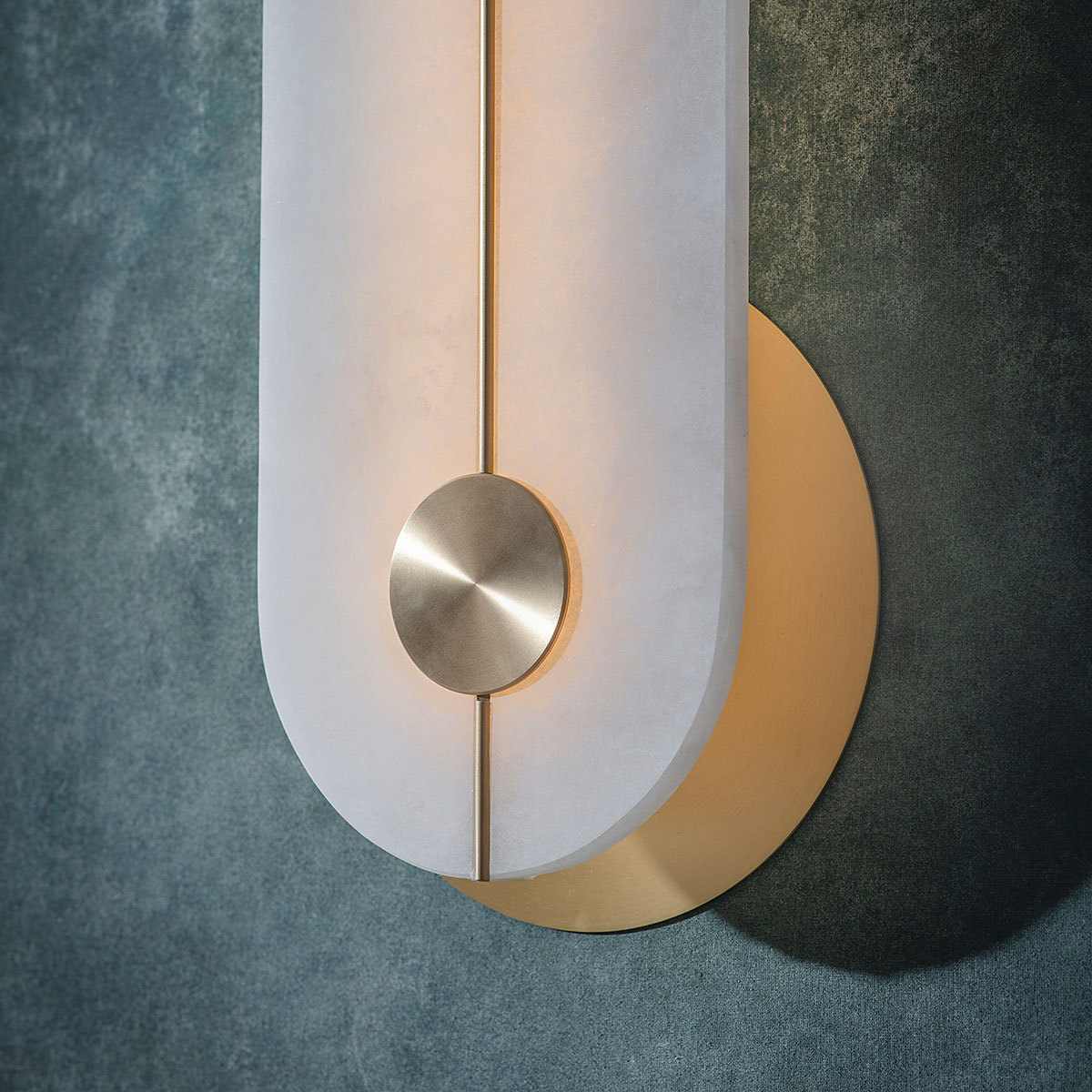 Bert Frank Brace Wandlleuchte, Messing gebürstet, H: 43 cm aus goldfarbene Oberfläche und naturbelassener Alabasterstein – handgefertigt in Birmingham, gleichmäßige Beleuchtung Perfekt für Flur oder Schlafzimmer: Bert Frank Brace Wandlleuchte, Nickel satiniert, H: 64 cm aus poliertes Messing und naturbelassener Alabasterstein – sanftes Licht