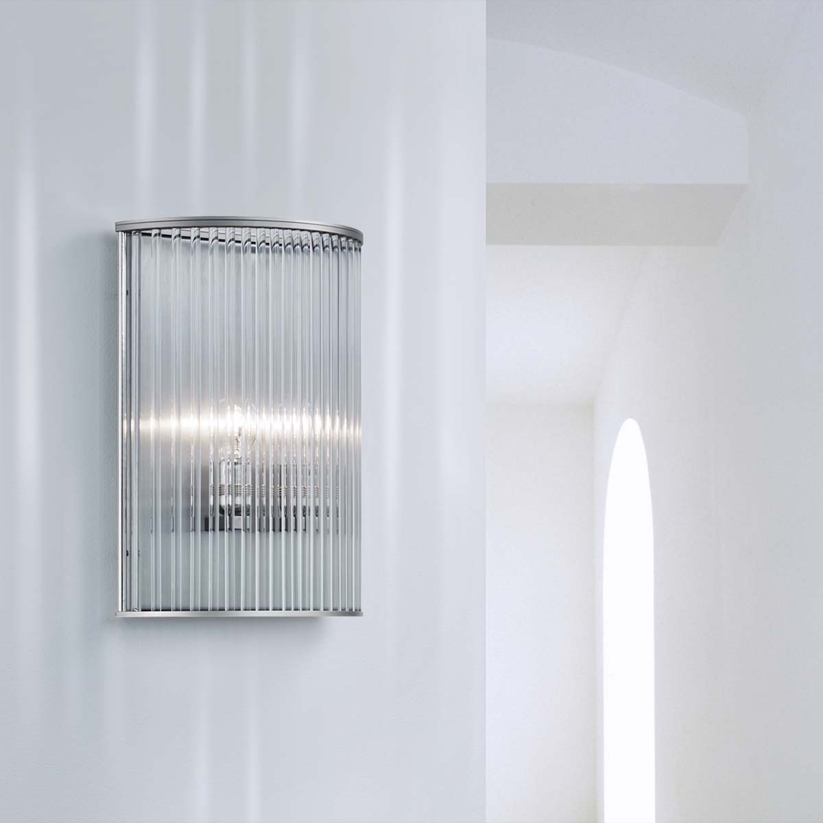 Elegante Wandleuchte mit zylindrischen Glasschirm an der Wand hängend