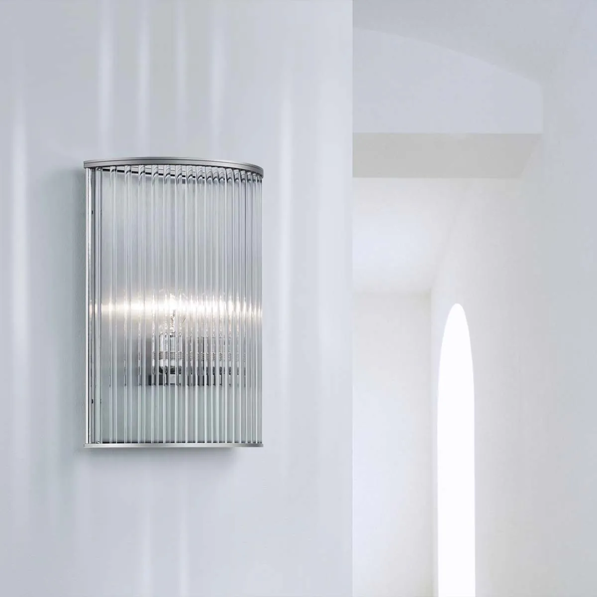 Elegante Wandleuchte mit zylindrischen Glasschirm an der Wand hängend