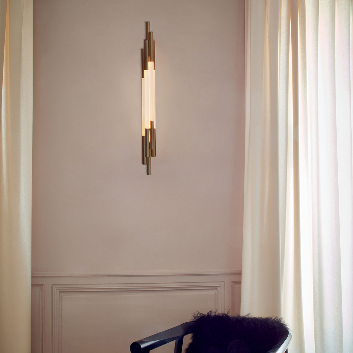 Exklusive wandleuchte DCW Editions Org Wall Wandleuchte H: 105 cm Gold Modern – Ambienteansicht für Bad