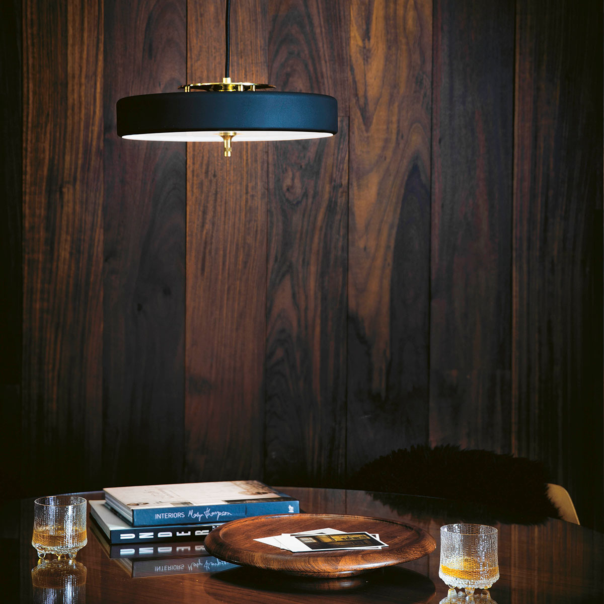 Bert Frank Revolve Pendelleuchte, Ø: 35 cm, Schwarz, Messing gebürstet aus gebürstetes Messing und metallische Oberfläche und Polycarbonat – handgefertigt in Birmingham, gleichmäßige Beleuchtung, ikonische Revolve-Serie im Art Déco Stil Bert Frank Revolve Hängeleuchte, Ø: 35 cm, Schwarz, Messing poliert aus gebürstetes Messing und gebürstetes Aluminium und Polycarbonat – handgefertigt in Birmingham, sanftes Licht, ikonische Revolve-Serie im Art Déco Stil