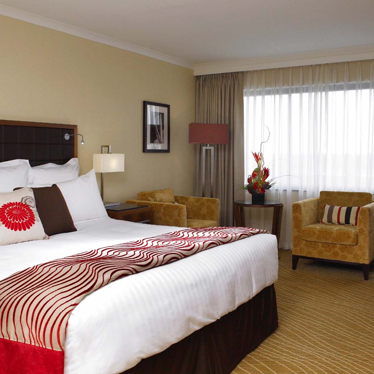 Elegante Stehleuchte im Schlafzimmer in der Ecke stehend Elegante Stehleuchte im Schlafzimmer in der Ecke stehend