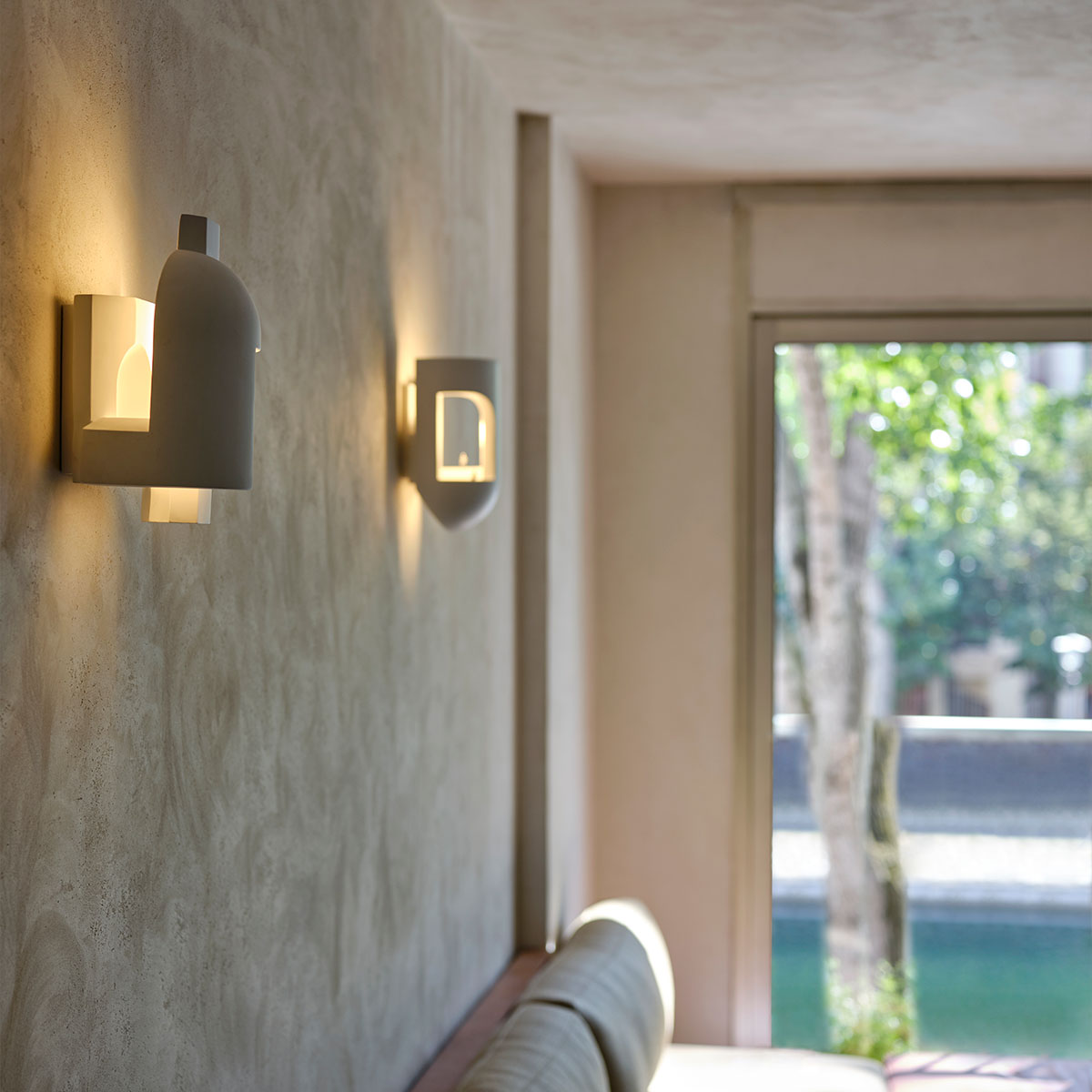 Soul Story 1 Wandleuchte, H: 28,7 cm Weiß – hochwertige Designerlampe aus dem Hause DCW Editions passt perfekt in den Treppenaufgang Soul Story 3 Wandleuchte, H: 28,7 cm Weiß & Gold in Weiß Gold – moderne Designerleuchte aus dem Hause DCW Editions geeignet für den Eingangsbereich