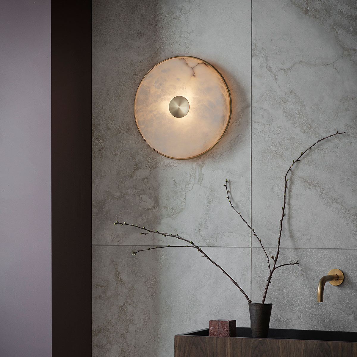 Luxusleuchten aus Großbritannien: Bert Frank Beran Wandlampe, Messing gebürstet, Ø: 26 cm, goldfarbene Oberfläche und echter Alabaster, Designerleuchte aus England, atmosphärisches Licht gleichmäßige Beleuchtung: Bert Frank Beran Wandleuchte, Nickel satiniert, Ø: 36 cm – gefertigt aus goldfarbene Oberfläche und naturbelassener Alabasterstein, luxuriöse Verarbeitung