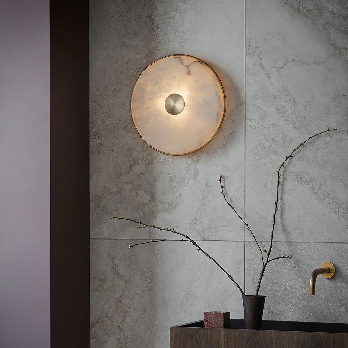 gleichmäßige Beleuchtung: Bert Frank Beran Wandleuchte, Nickel satiniert, Ø: 36 cm – gefertigt aus goldfarbene Oberfläche und naturbelassener Alabasterstein, luxuriöse Verarbeitung
