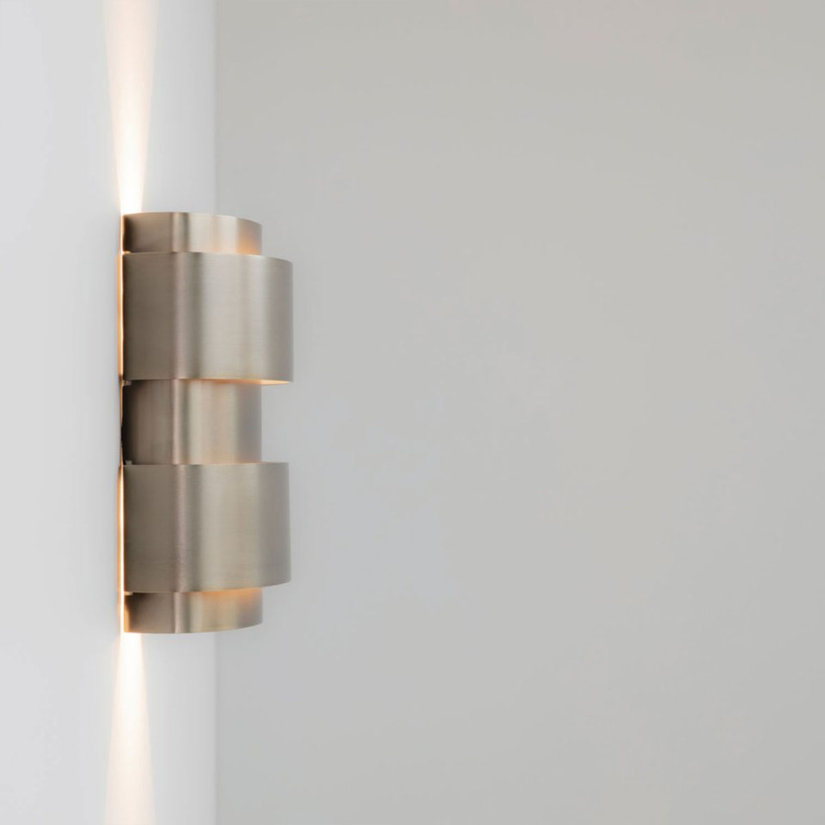 DeltaLight BAND-OH! 927 DIM8 Wandleuchte, B: 17,5 cm, H: 20 cm BAND-OH! 927 DIM8 Wandleuchte, B: 17,5 cm, H: 20 cm, Gebürstete Alte Bronze, Extra-Warmweiß 2700K – moderne Wohnraumleuchte, dimmbar für Esszimmer