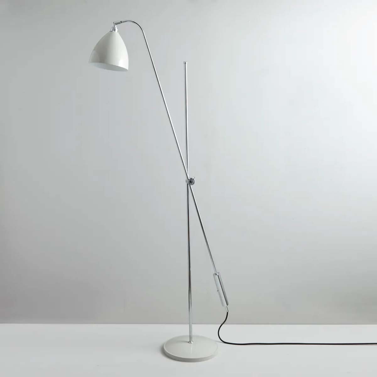 Task Overreach Stehleuchte, H: 210 - 250 cm, Grau Task Overreach Stehleuchte, H: 210 - 250 cm, Grau