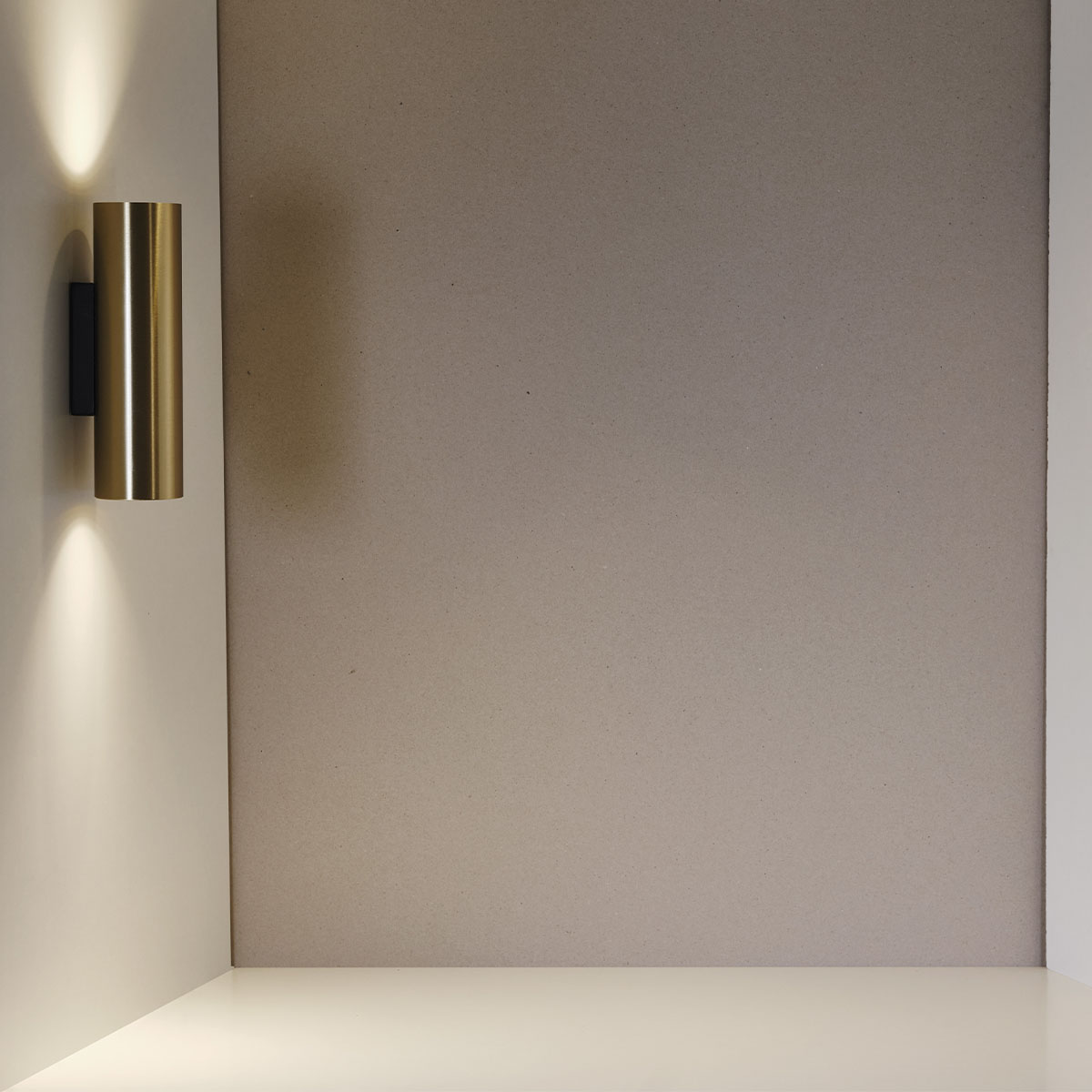 Tobo W65 Wandleuchte, Ø: 6,5 cm, H: 22 cm Messing – elegantes Design aus dem Hause DCW Editions ideal im Schlafzimmer