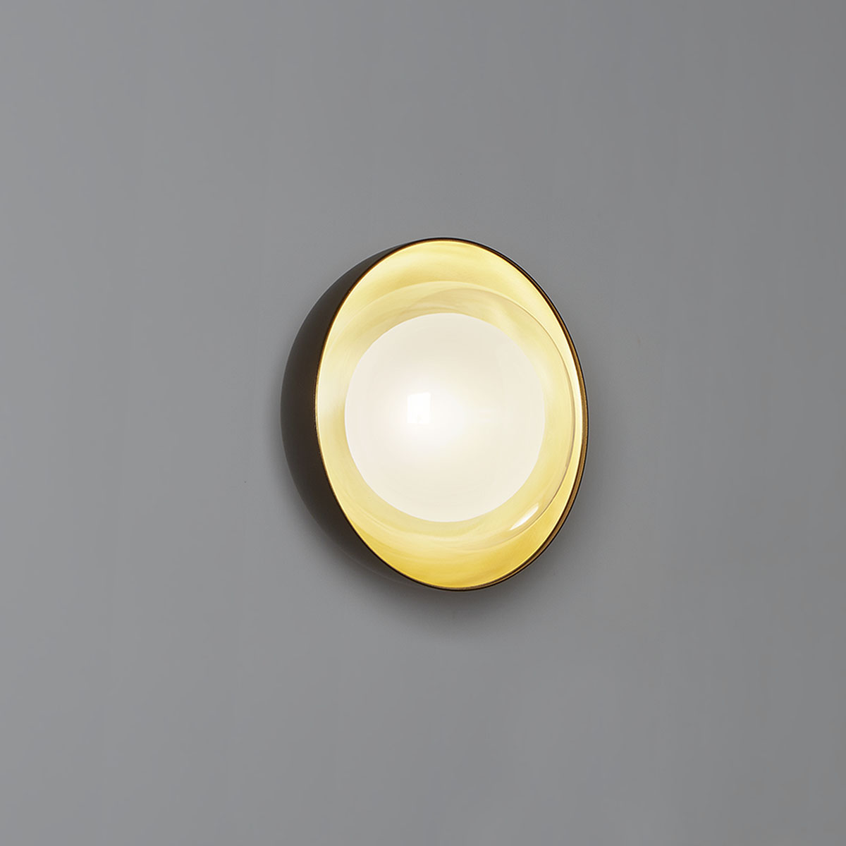 Muse 554.71 Wand-/ Deckenleuchte Ø: 15 cm, Schwarz & Messing - Ausstellungsstück Muse 554.72 Wand-/ Deckenleuchte Ø: 20 cm, Schwarz & Messing - Ausstellungsstück