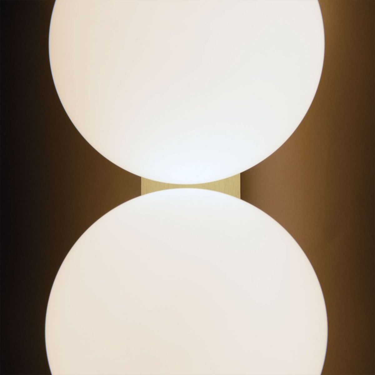 Design- DeltaLight OONO ON 2 927 Deckenleuchte, Ø: 20 cm, Schwarz, Warmweiß 3000K Schwarz Modern & neutral – Ambienteansicht Exklusive DeltaLight OONO ON 2 927 Deckenleuchte, Ø: 20 cm, Goldfarben, Warmweiß 3000K Goldfarben Gold Modern & neutral – Ambienteansicht
