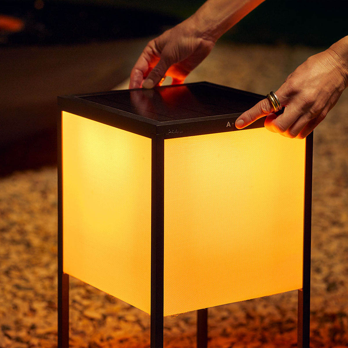 fil Akku Solar Stehleuchte Dim to Warm, Ø: 25 cm, H: 48 cm Rechteckige Außen Mobile Akku Stehleuchten schwarz ohne Kabel auf Terrasse angeschaltet