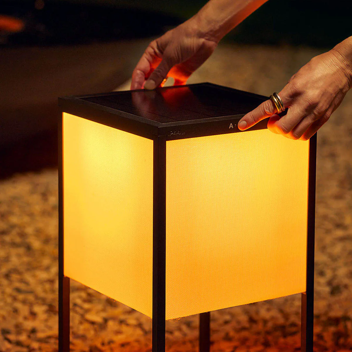 Rechteckige Außen Mobile Akku Stehleuchten schwarz ohne Kabel auf Terrasse angeschaltet