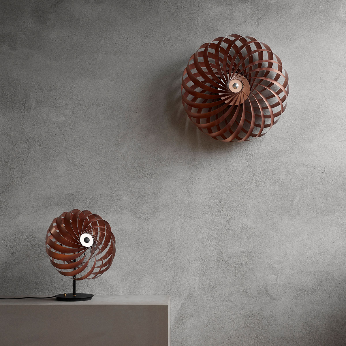 TR5 Wandleuchte, Birke Natur, Ø: 40 cm, H: 18 cm TR5 Wandleuchte, Gold Aluminium gebürstet, Ø: 60 cm, H: 20 cm