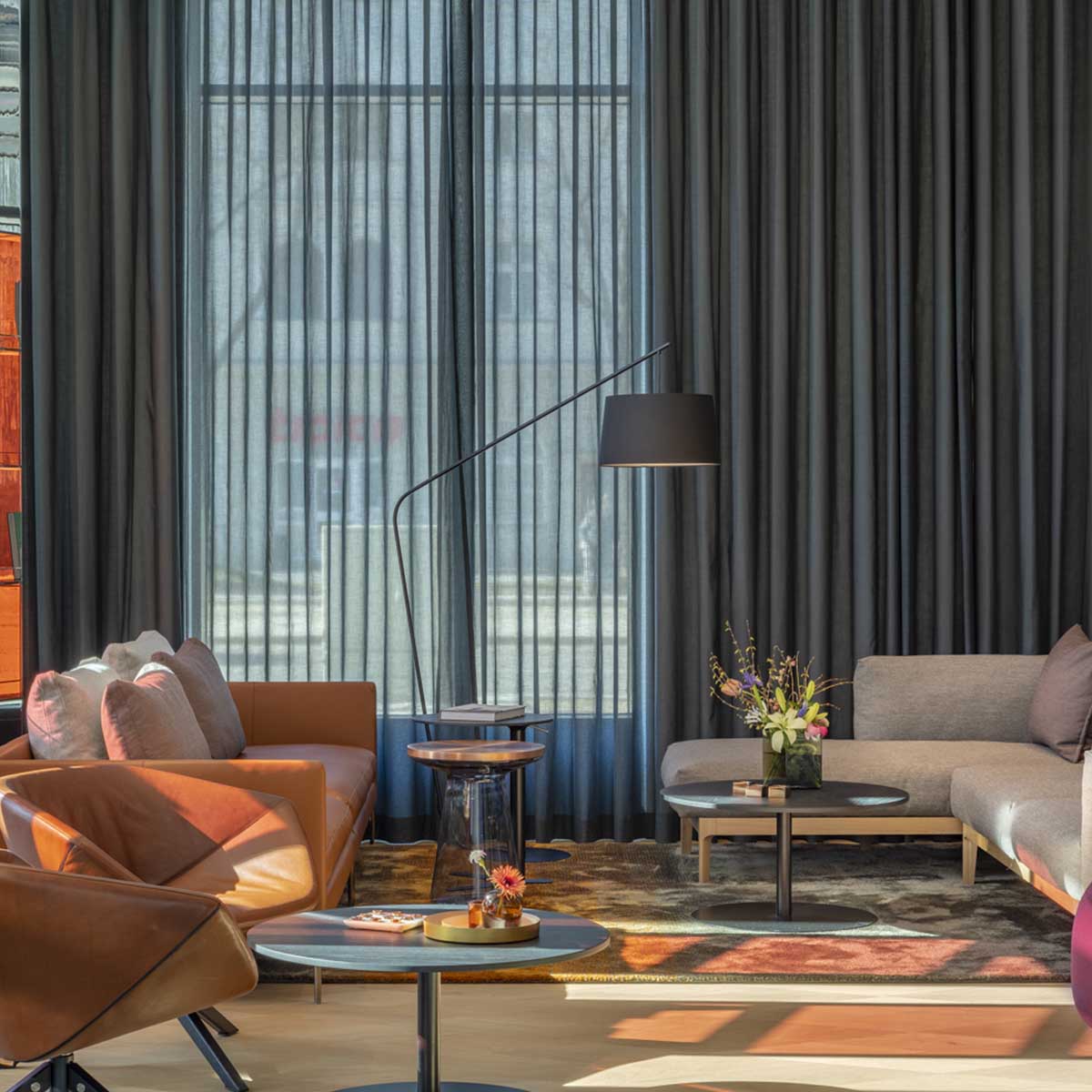 Baulmann Bogenleuchte Schwarz, Leinen grau-beige, H: 183,50 cm – Große und elegante Bogenleuchte in der Farbe grau im Wohnzimmer stehend Baulmann Bogenleuchte Schwarz, Leinen grau-beige, H: 183,50 cm – Große und elegante Bogenleuchte in der Farbe grau im Wohnzimmer stehend