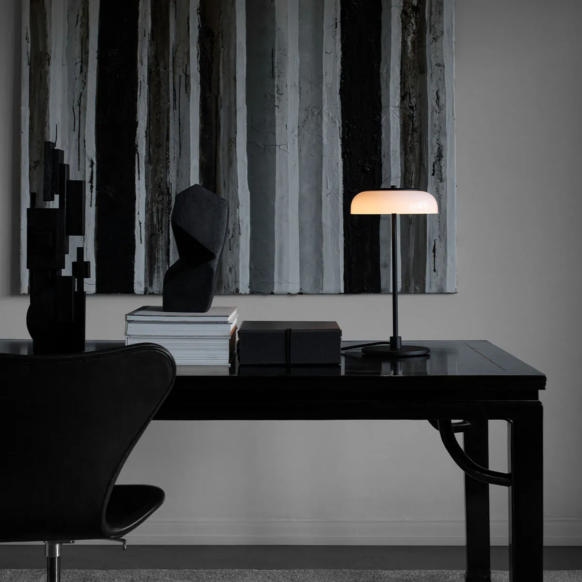 Blossi Tischleuchte, Ø: 23 cm, H: 44 cm, Schwarz & Opalglas