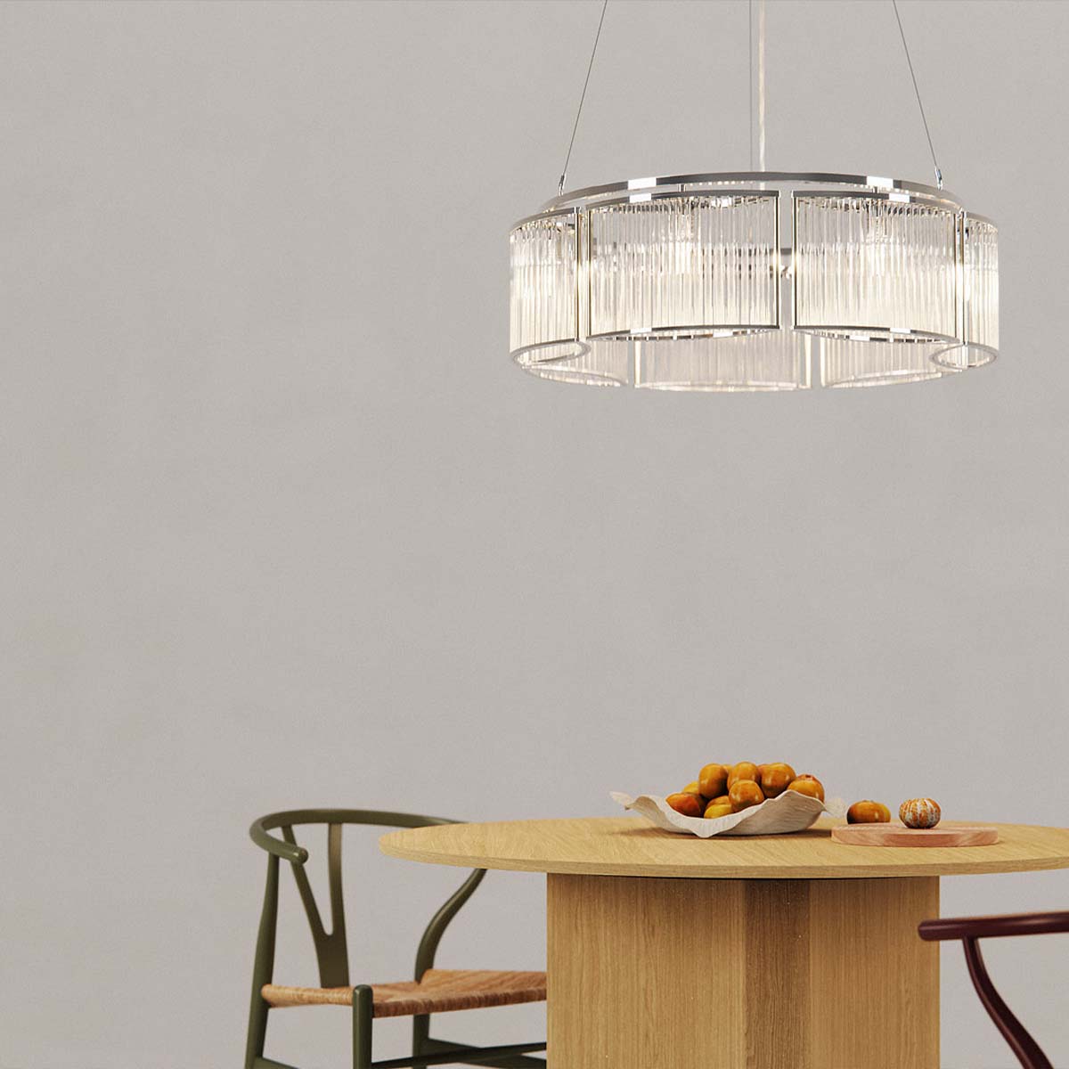 Moderne Pendelleuchte mit drei geschwungenen Glasschirmen über einen Esstisch hängend