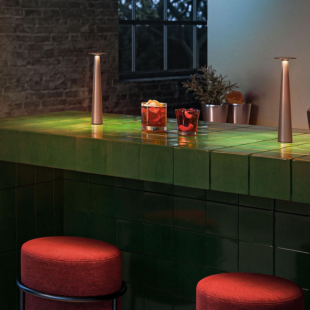 Schmale Akku Tischleuchte für außen bronze in der Küche