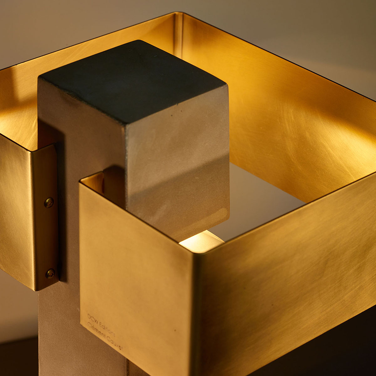 Collection Cauvet Tischleuchte IOTA in Messing Grau – exklusives Design aus dem Hause DCW Editions für den Nachttisch