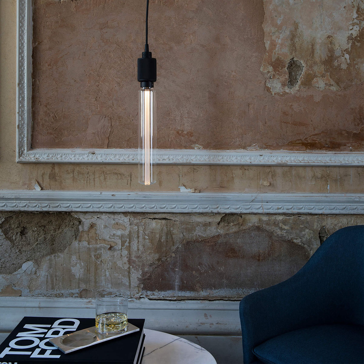 BusterPunch_Buster_Bulb_Tube_Mood_2 Buster + Punch Tube Bulb E27 Designer-LED-Leuchtmittel, Nicht dimmbar, Kristall