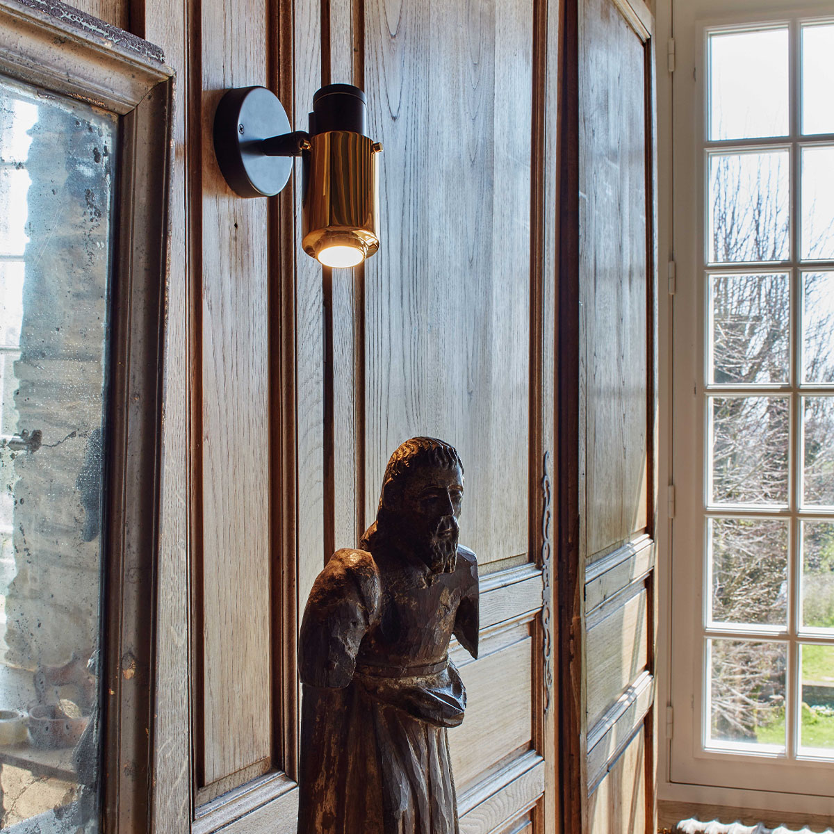 Biny Spot LED Wandleuchte, Schwarz, ohne Schalter – elegante Designerleuchte des Herstellers DCW Editions passt perfekt in den Treppenaufgang Biny Spot LED Wandleuchte, Schwarz & Gold, mit Schalter in Schwarz Gold – hochwertige Designerlampe aus dem Hause DCW Editions ideal im Schlafzimmer