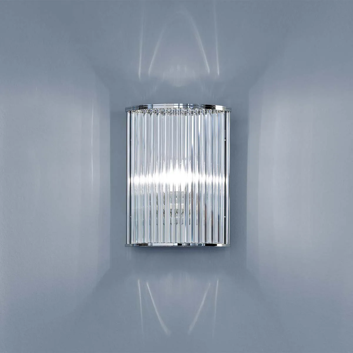 Elegante Wandleuchte mit zylindrischen Glasschirm