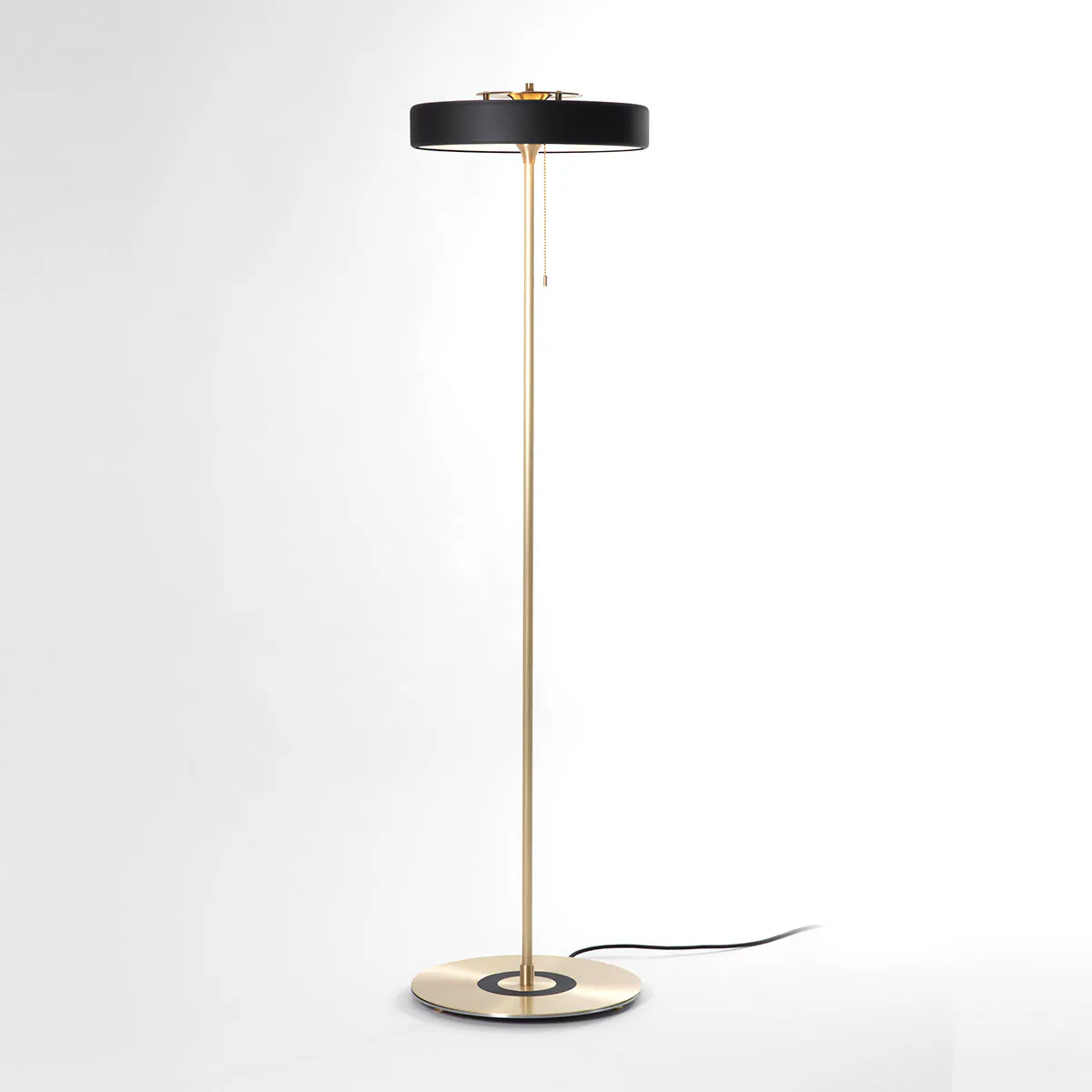 Perfekt für Wohnzimmer oder Leseecke: Bert Frank Revolve Stem Standlampe, H: 130 cm, Schwarz, Messing poliert aus Messing und metallische Oberfläche und Polycarbonat – sanftes Licht